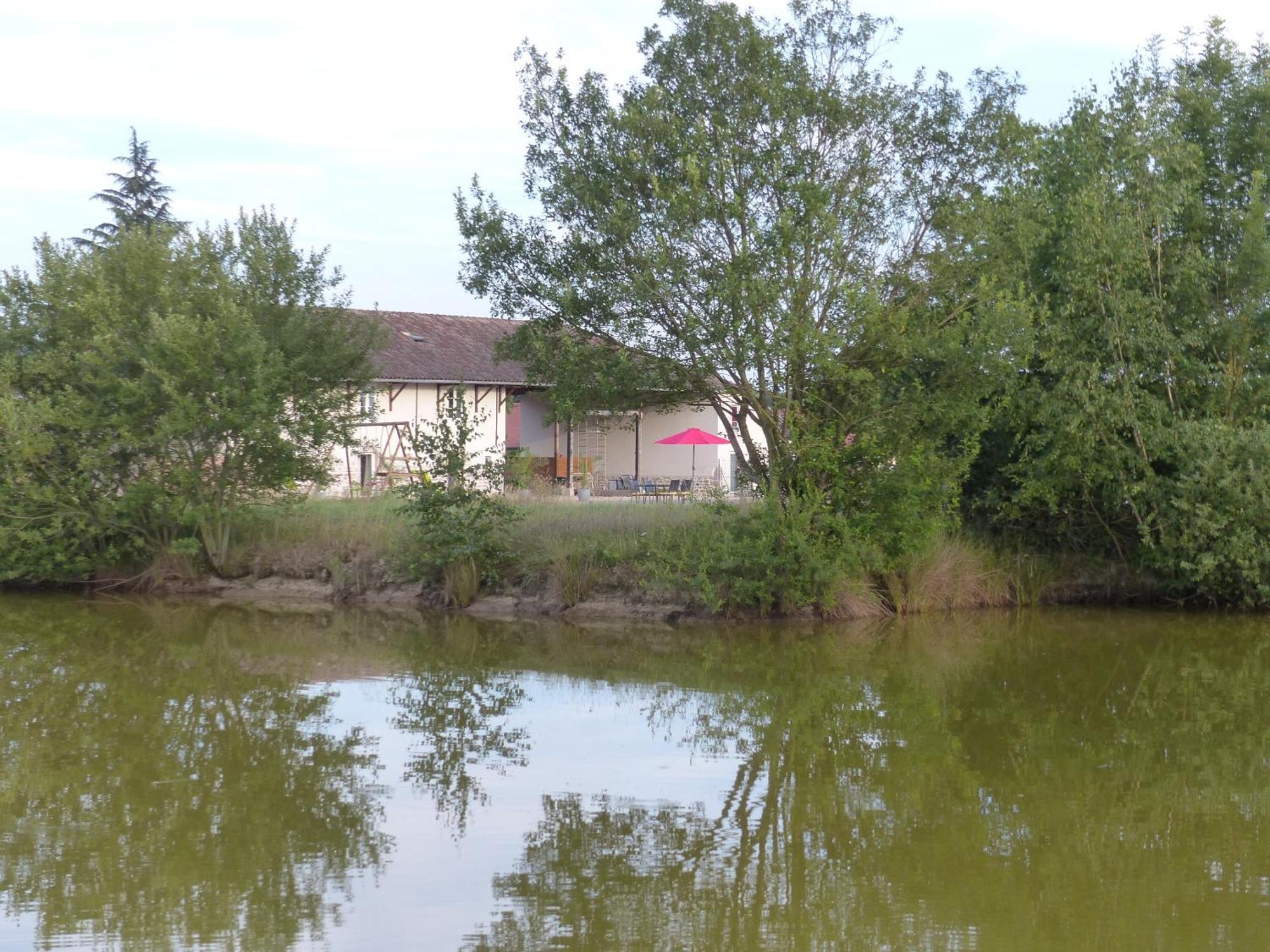 Gites Domaine De La Rochere Domsure 外观 照片